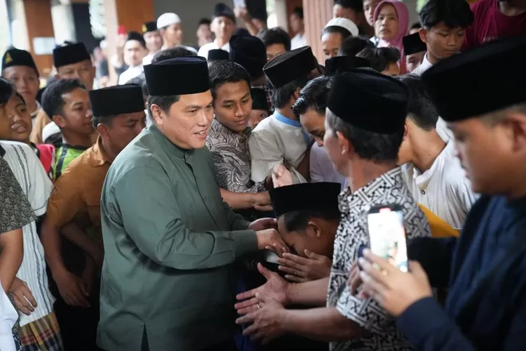 Menteri BUMN Erick Thohir merayakan Maulid Nabi Muhammad bersama para santri di Jawa Timur. 