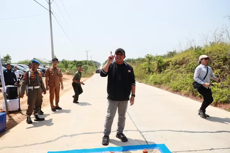 Gubernur Sumatera Selatan, Herman Deru saat meresmikan Jalan Provinsi Palembang-Lubuklinggau di Musi Rawas (Dok: Humas Pemprov Sumsel)