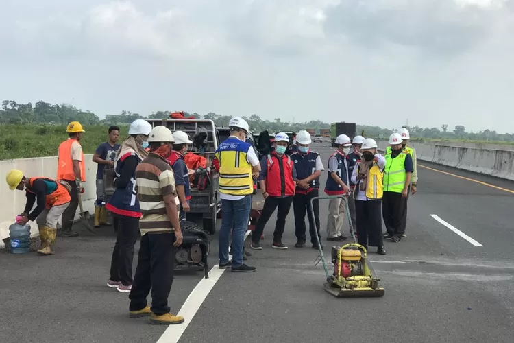 Proses perbaikan atau maintenance Jalan Tol Kapal Betung di Sumatera Selatan (Dok: BPJT Kementerian PUPR)