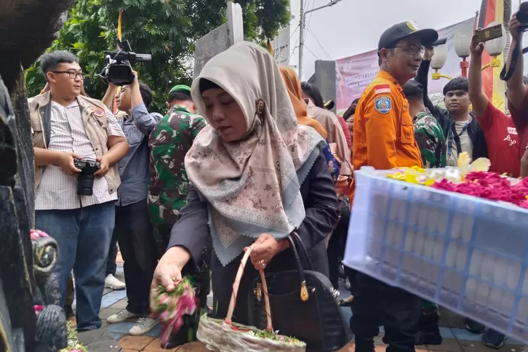 Masyarakat Tabur Bunga di Monumen Gempa Padang (Harianhaluan.com -Jefrimon)