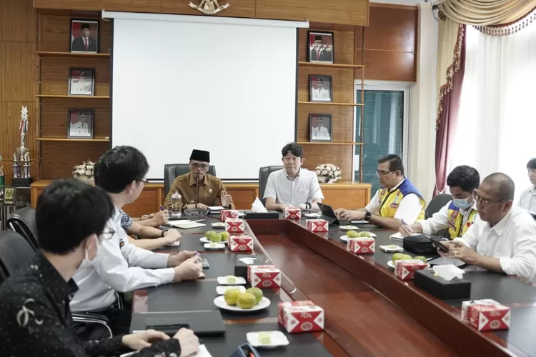 Senior Representatif JICA Perwakilan Indonesia Shigeo Honzu saat berkunjung ke Bupati Limapuluh Kota Safaruddin Datuk Bandaro Rajo di Kantor Bupati di Sarilamak, Harau.