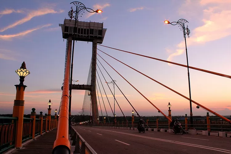 Megah Banget! Inilah Jembatan di Riau yang Punya Lift di Atas Jembatan: Karya Anak Bangsa ?/ Wikipedia