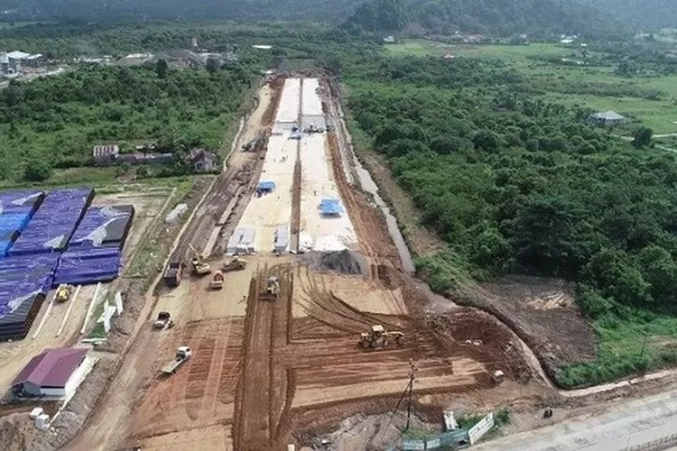 Ilustrasi proses penggarapan lahan pembangunan Jalan Tol Jambi-Rengat yang melewati Kabupaten Tanjung Jabung Barat di Provinsi Jambi | riaueksis