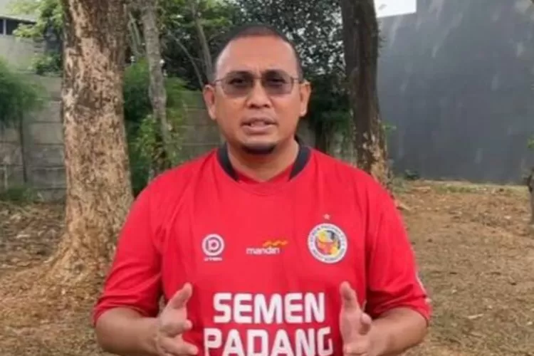 Anggota DPR RI asal Sumbar Andre Rosiade mengingatkan wasit untuk profesional pimpin laga Persiraja vs Semen Padang FC.