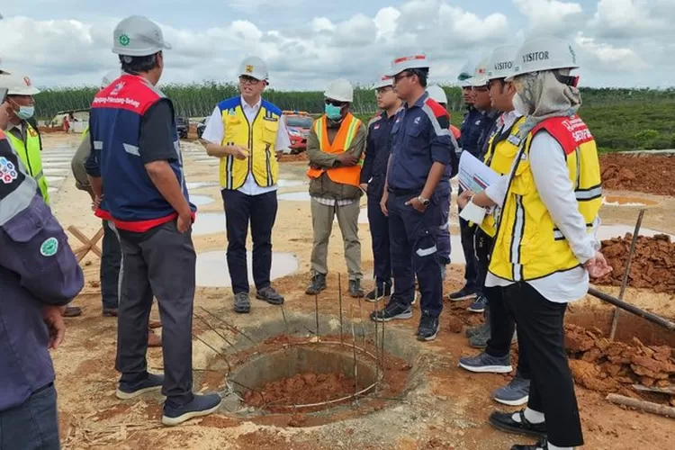 Pihak terkait saat meninjau lokasi pembangunan jalan tol di Sumatera Selatan yang baru-baru ini dikabarkan mengalami kesulitan dalam penyelesaian pembangunan (Dok: BPJT Kementerian PUPR)