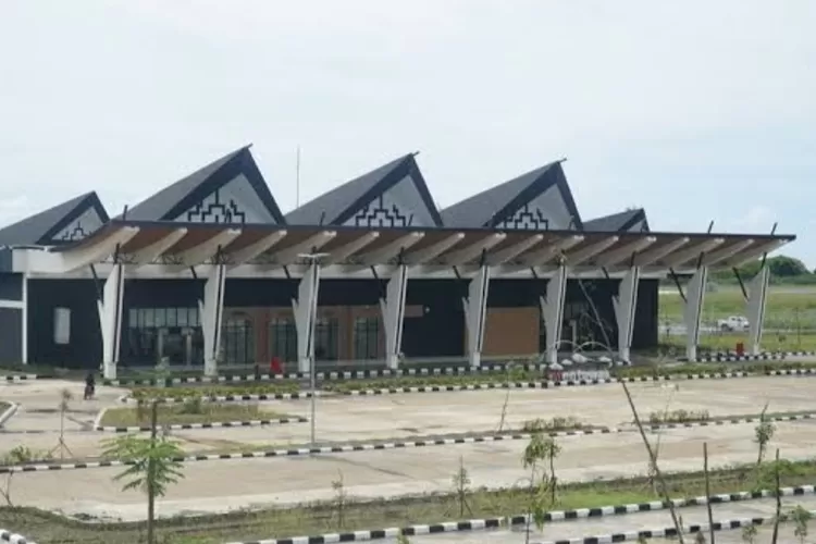 Sumatera Barat Punya Bandara Terkecil dengan Panjang Landasan Hanya 900 Meter: Apakah Masih Beroperasi?/Kompas