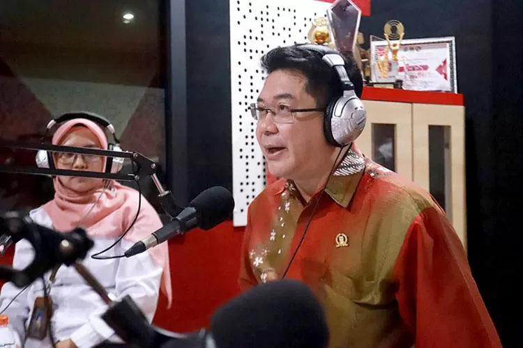 Anggota Komisi C DPRD Kota Bandung, Dr. Uung Tanuwidjaja, S.E., M.M., akui masih banyak masalah kotadikeluhkan masyarakat, demikian saat menjadi narasumber talk show OPSI di Radio PRFM Bandung (Gorajuara.com/Humpro DPRD Kota Bandung)