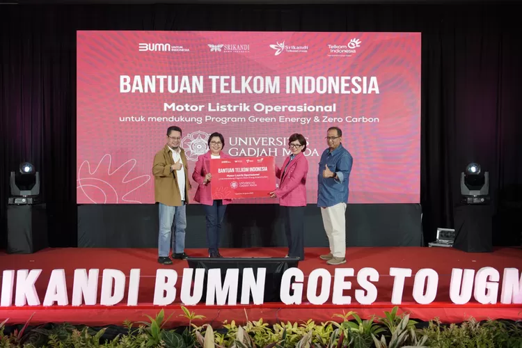Direktur Enterprise &amp; Business Telkom FM Venusiana R (kedua dari kiri) menyerahkan simbolis bantuan Telkom Indonesia untuk UGM yang diterima oleh Rektor UGM Prof. dr. Ova Emilia, Ph.D (kedua dari kanan) disaksiskan oleh EVP Telkom Regional IV Rijanto Utomo (paling kiri) dan Dekan Fakultas Kehutanan  (Gorajuara/Telkomsel)
