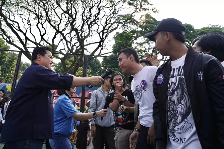 Anggota Central Board Federasi Bola Basket Internasional (FIBA) Erick Thohir saat mengunjungi lapangan basket GOR Saparua (Foto: dok/Ist/FIBA)