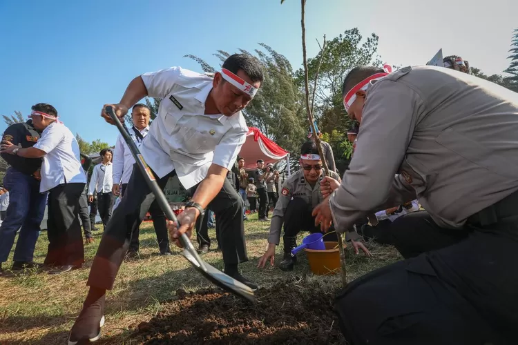 Ema Sumarna bersama jajaran Polrestabes Bandung dan Forkopimda lainnya menanam pohon produktif di kawasan Sport Jabar, Rabu 23 Agustus 2023 (Gorajuara/Diskominfo Kota Bandung)