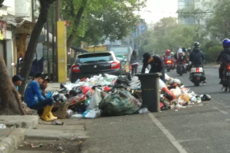 Banjir sampah salah satunya terlihat di kawasan Jamika, Kota Bandung, Selasa pagi (29/8/2023) (Foto: dok/Janitra Achmad)