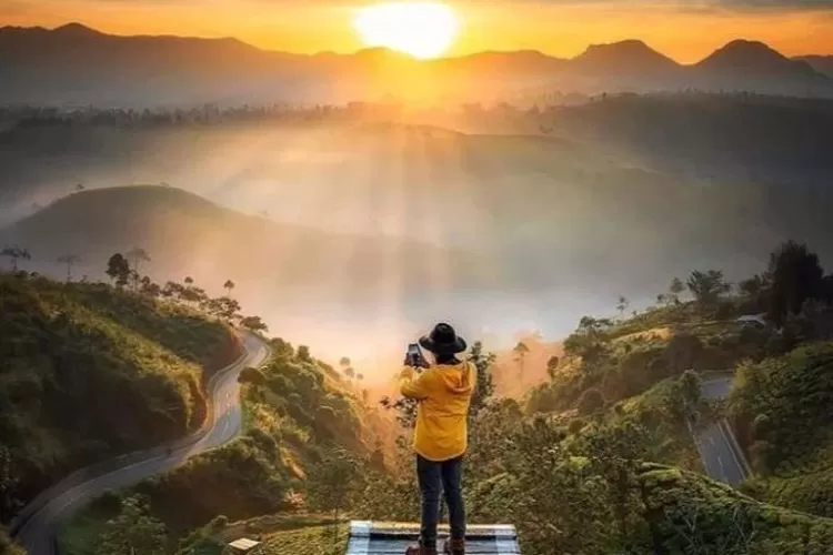 Sunrise Point Cukul Menikmati Keindahan Negeri Diatas Awan Dengan