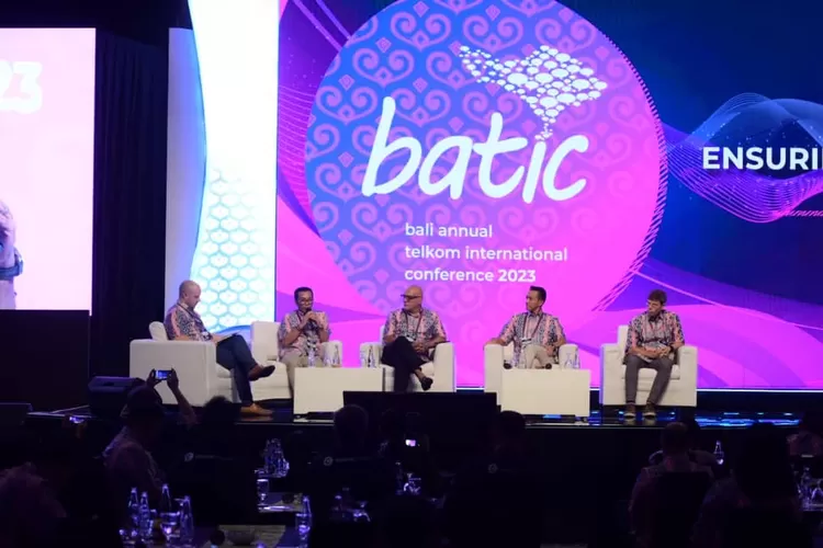 (Kiri ke kanan) Senior Managing Director Delta Partners Sam Evans, CEO Telin Budi Satria Dharma Purba, CEO Axiata Group Wholesale, Group Chief Carrier and Wholesale Officer Nabil Baccouche, CEO Console Connect by PCCW Global Marc Halbfinger dalam sesi panel pada gelaran BATIC 2023 di The Westin Nusa (Foto: Gorajuara/ dok: Telkomsel Indonesia)