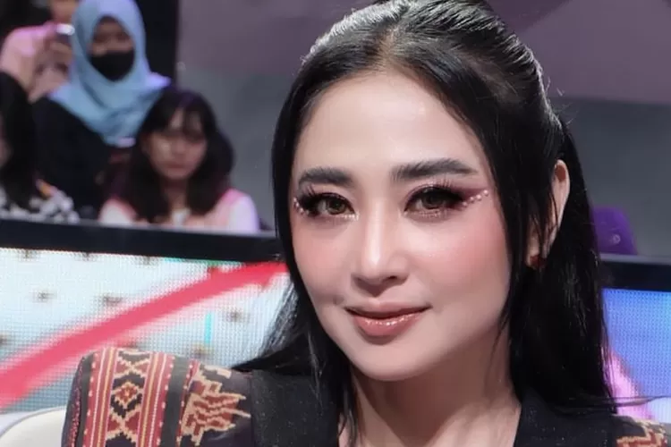 Dikabarkan Putus dengan Sang Kekasih, Begini Reaksi Dewi Perssik (Gorajuara.com/dok: Instagram @dewiperssik9)