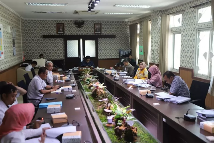 Pimpinan dan anggota Bapemperda DPRD Kota Bandung, terima 5 OPD saat rapat kerja terkait Pembahasan Program Pembentukan Peraturan Daerah Tahun 2023 Tahap II, di Ruang Rapat Bapemperda (Gorajuara.com/Humpro DPRD Kota Bandung)