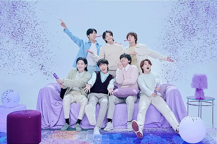 Para anggota BTS dikabarkan sudah memperbarui kontrak di BIGHIT Music (Foto: Gorajuara/ Twitter/ @soompi)