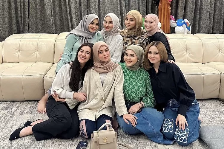 Aaliyah Massaid Foto Bareng Geng Mamayu, Netizen : Waktu Sama Fuji Gak Kayak Gini Ya (Gorajuara.com/dok: Instagram @aurelie.hermansyah )
