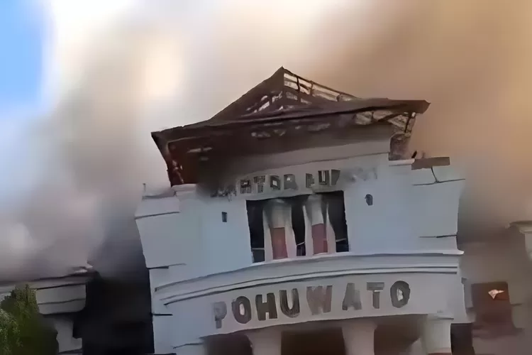 Kantor bupati Pohuwato yang dibakar oleh massa. (Gorajuara/ Instagram/ @seberangistana_83)