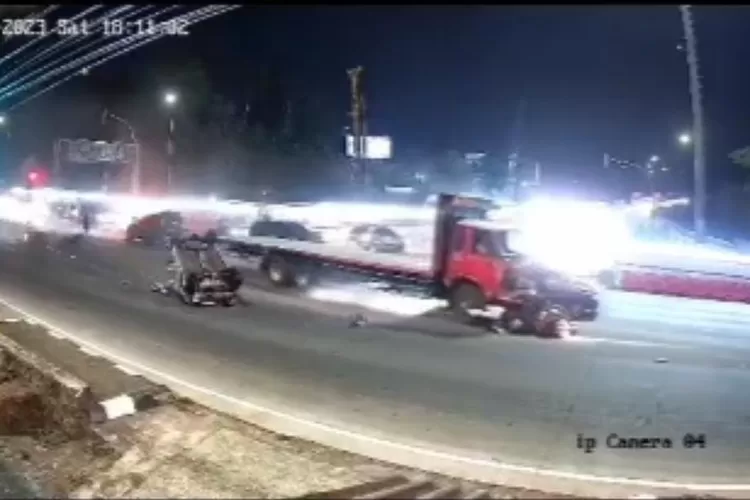 Rekaman CCTV Kecelakan maut di Exit Tol Bawen (Foto: Gorajuara/ Tangkap layar Instagram @magelang_info)