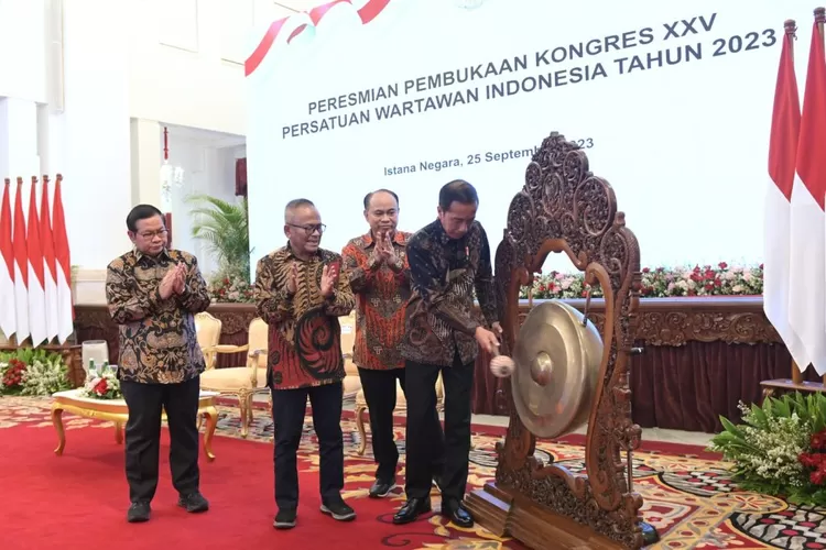 Presiden Jokowi didampingi oleh Menkominfo Budi Arie Setiadi, Seskab Pramono Anung, dan Ketua Umum PWI Atal S. Depari saat membuka Kongres XXV PWI, di Istana Negara, Jakarta, Senin (25/09/2023)  Read more: https://setkab.go.id/buka-kongres-ke-25-pwi-presiden-ajak-insan-pers-pegang-teguh-kode-etik-ju (Foto: Humas Setkab  )