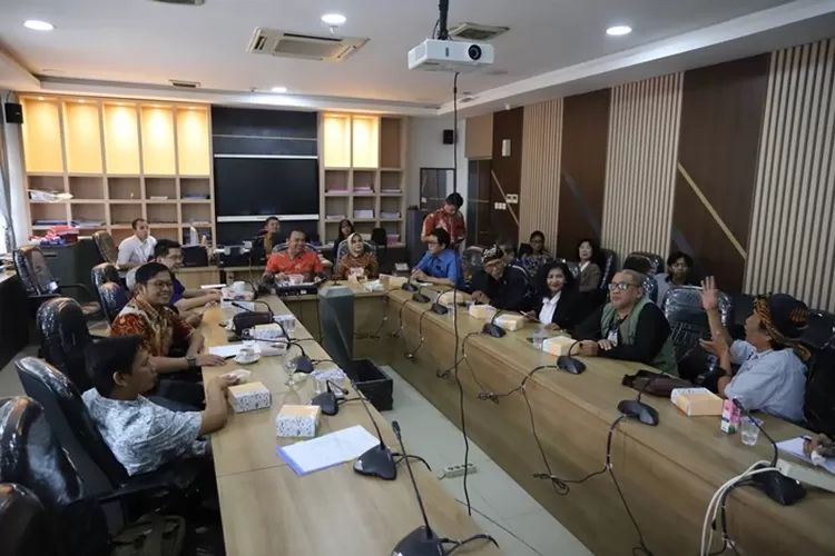 Komisi C DPRD Kota Bandung menerima&nbsp;aspirasi dari&nbsp; Paguyuban Bandungariung terkait pengolahan dan pengelolaan sampah di Kota Bandung (Gorajuara.com/Humpro DPRD Kota Bandung)