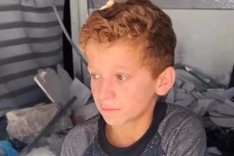 Anak Palestina telah kehilangan rumajnya, akibat serangan udara yang dilancarkan Israel. (Gorajuara/ Twitter/ @TheMuslim786)