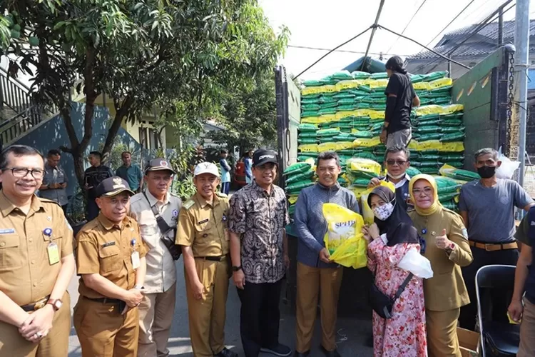 Ketua DPRD Kota Bandung, H. Tedy Rusmawan, A.T., M.M., memonitor kegiatan operasi pasar beras medium, di Lapangan GSG RW 05, Kecamatan Panyileukan, Bandung. (Gorajuara.com/Humpro DPRD Kota Bandung)