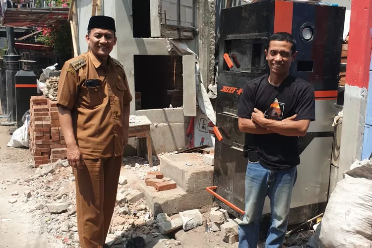 Baju Hitam Kang Yosep Pencipta Pemusnah Sampah  (GoraJuara.com/ dok AKSI)