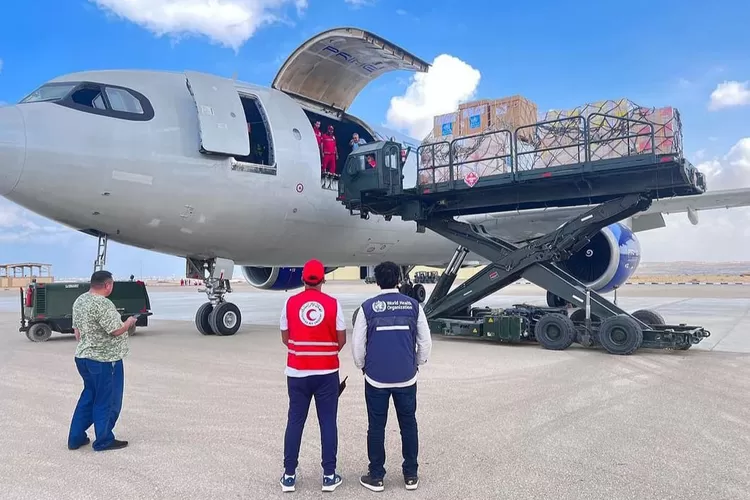 Sebuah pesawat yang membawa pasokan medis WHO untuk kebutuhan kesehatan yang mendesak di Gaza telah mendarat di Al Arish, Mesir. (Gorajuara/ Instagram/ @who)