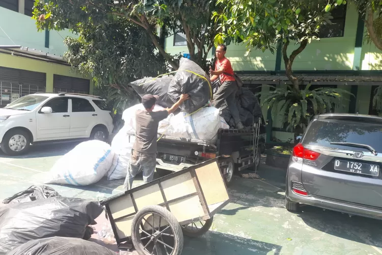 Warga SMAN 15 Bandung Semangat Mungut Sampah (GoraJuara.com /dok AKSI)