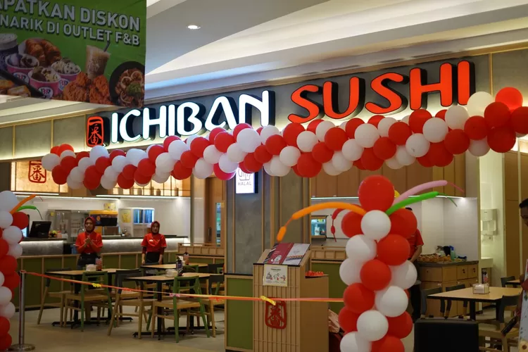 Restaurant Sushi terbesar di Indonesia yang mempelopori makanan jepang dengan cita rasa lokal dan harga yang terjangkau kini kembali melebarkan sayap dengan membuka outlet terbarunya yang ke-102 di Transmart Buah Batu Kabupaten Bandung, Jawa Barat. (Gorajuara/Ervan Radian)