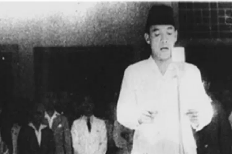Presiden Soekarno saat membacakan text 17 Agustus 1945. (Foto: katadata.com.)