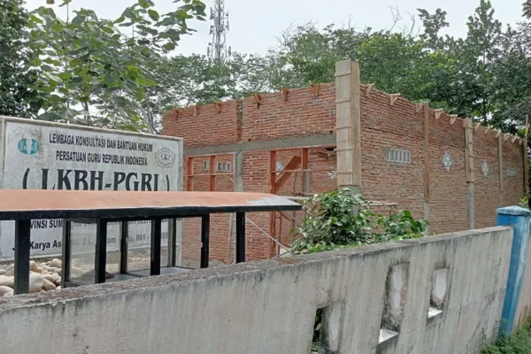 Pembangunan gudang asset yang terkesan dikerjakan asal-asalan oleh pihak rekanan Disdik (Realitasonline.id/zul)