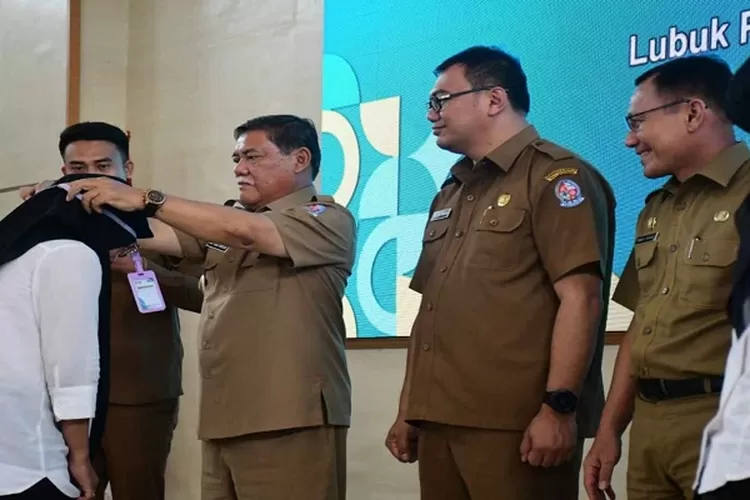 Wabup Deli Serdang M Ali Yusuf Siregar saat  melepas Enumerator SKI melakukan survei kesehatan (Realitasonline.id/zul)