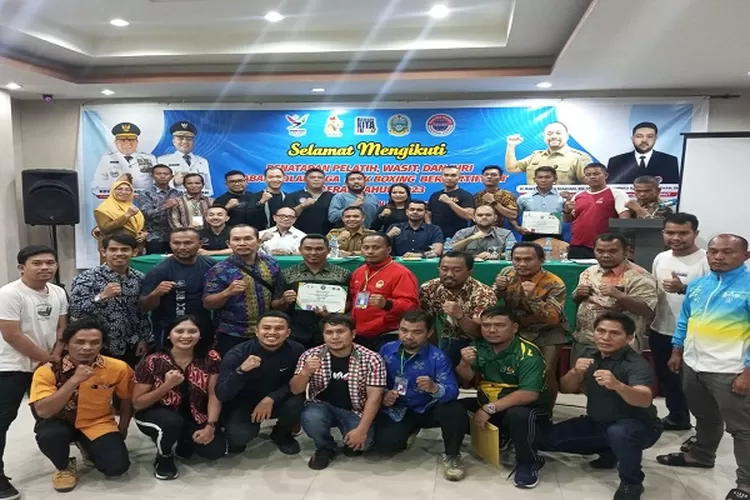 Sekretaris Dispora Sumut Ismail dan Sekum KBI Sumut Muhammad Zaid Fahry (tengah duduk)&nbsp; bersama peserta penataran pelatih,  Wasit dan Juri Kick Boxing Sumut (Realitasonline.id/kim)