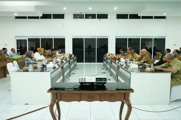 Wabub bersama tim Pansus DPRD Sumut membahas Ranperda pengelolaan keuangan Provsu di Kabupaten Asahan (Realitasonline.id/Dok)