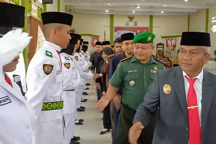 Plt Bupati drg Ahmad Zarnawi Pasaribu memberikan salam kepada ke 32 Paskibra Padanglawas dan diikuti para pimpinan OPD dan Forkopimda, usai pengukuhan (Realitasonline.id/SS)