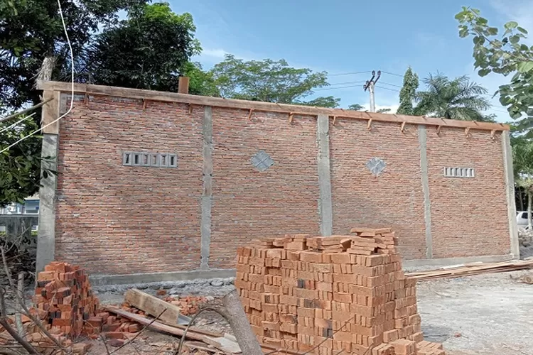 Bangunan gedung asset Dinas Pendidikan yang ditinggalkan pekerjanya (Realitasonline.id/zul)