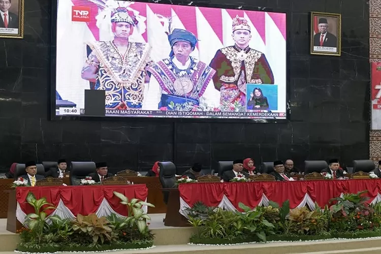 Di Ruang paripurna DPRD Sumut saat mendengarkan pidato kenegaraan Presiden Joko Widodo melalui layar siaran langsung TVRI (Realitasonline.id/Dok)