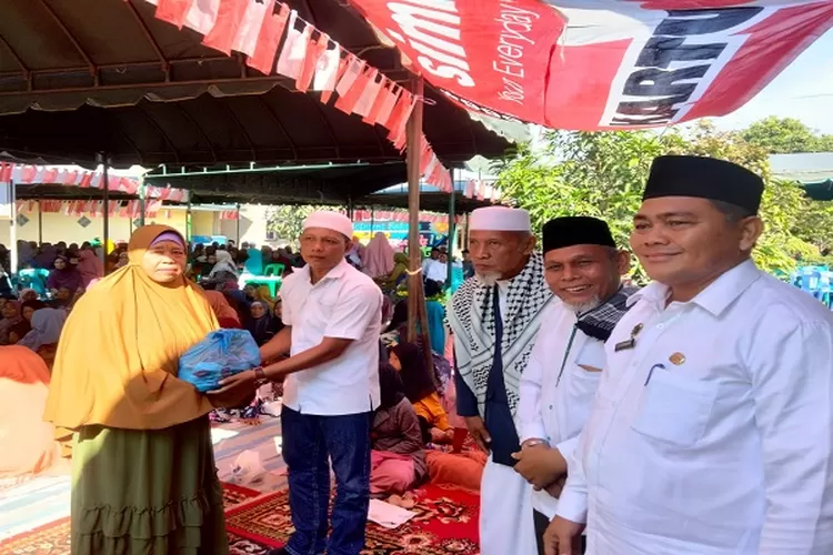 Penyerahan Sembako Kepada Janda Kurang Mampu Dipengujung Acara Milad ke-19 Tahun Majelis Muzakaroh Ulumuddin  (Realitasonline.id/Muslim Lubis)