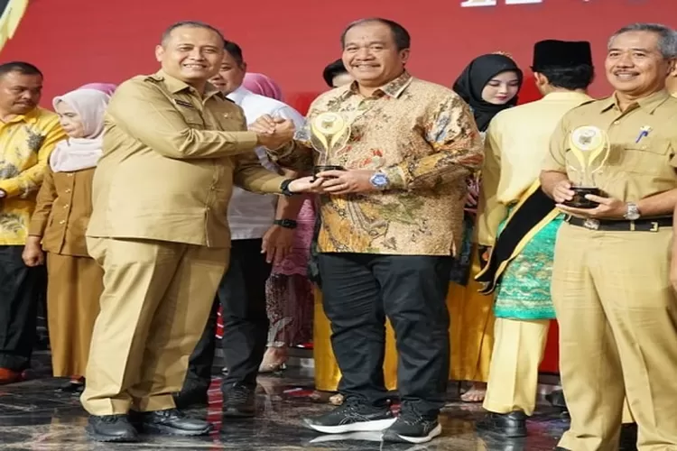 Wabup Asahan Taufik Zainal Abidin Siregar saat menerima plakat dari komisi informasi Provsu&nbsp; (Realitasonline.id/Dok)