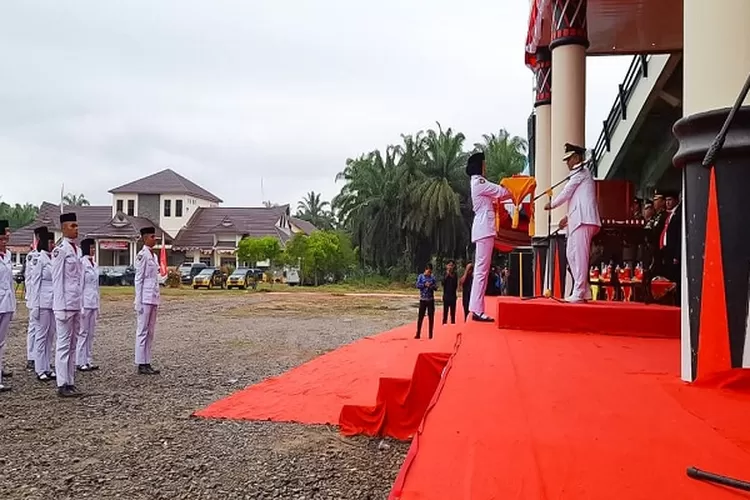 Upacara penaikan Bendera, HUT RI 78 di Kabupaten Palas berjalan Hikmad. Amelia Pratiwi Siregar dari SMAN 1 Sosa, pembawa baki bendera merah putih untuk di kibarkan  (Realitasonline.id //SS)