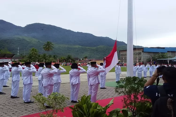 Peserta Paskibraka Aceh Selatan sedang mengibarkan Bendera Merah Putih ( Realitasonline.id/zulmas)