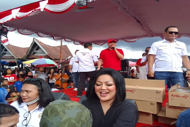 Ketua PKK Taput Satika Simamora membagi bagikan bingkisan kepada warga (Realitasonline.id/Dok)