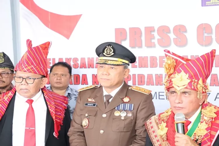 Ketua DPRD Sumut bersama Gubenur Sumut pada acara penyerahan SK remisi kepada para narapidana Lapas Kelas I Tanjung Gusta  (Realitasonline.id/mis)