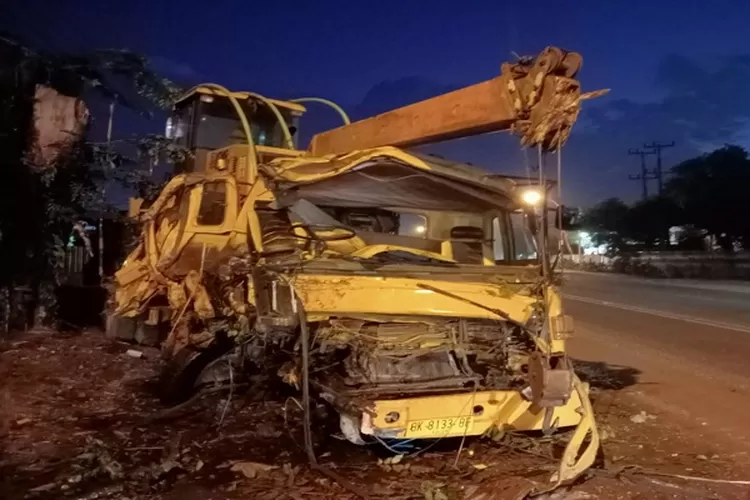 Kondisi truk trado mengangkut loder usai menabrak pohon di pinggir jalan (Realitasonline.id/zul)
