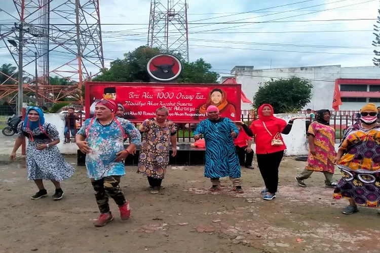 Peserta saat akan bermain bola pakai daster di halaman kantor PDI.P Kabupaten Asahan  (Realitasonline.id/HS)