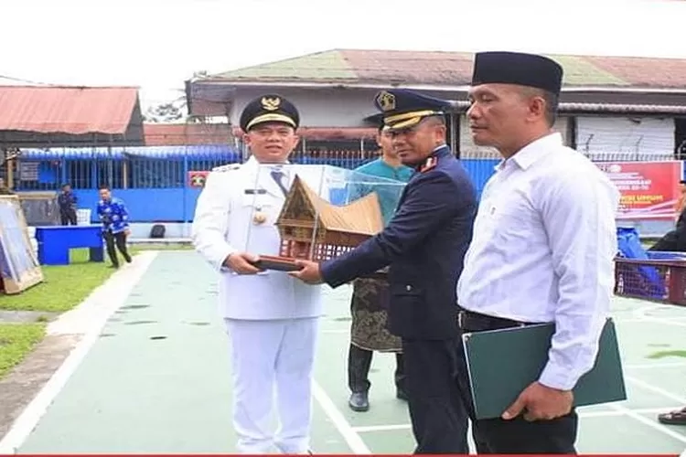 Bupati Labuhanbatu menerima buah karya warga binaan diserahkan Kalapas kelas IIA Rantauprapat Jayanya SH, pada acara penyerahan remisi kemerdekaan  (Realitasonline.id/RS)