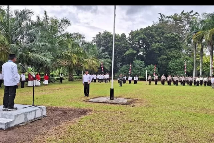 Manager PTPN II Kebun Tandam Hulu Makmur Panjaitan Sp pimpin upacara hari kemerdekaan RI ke 78 (. Realitasonline.id/MA)