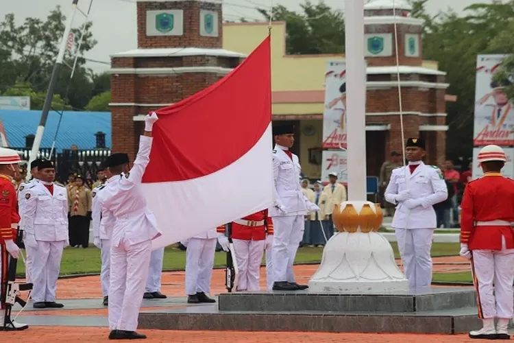Paskibra Kabupaten Paluta saat mengibarkan bendera merah putih pada upacara peringatan HUT Kemerdekaan RI ke 78 tahun 2023 (Realitasonline.id/ASR)